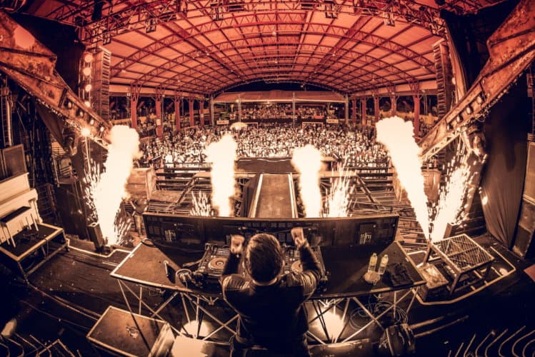 Foto da apresentação do DJ HOT Q