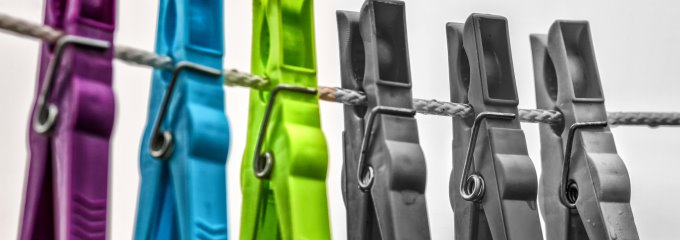 Seis pregradores em varal, onde os 3 primeiros estão coloridos e os demais em preto e branco.