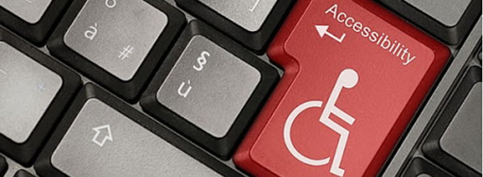 Teclado de computador onde a tecla Enter está destacada com desenho de uma cadeira de rodas.